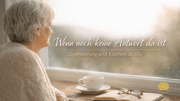 Ältere Frau sitzt am Fenster mit Tee und Notizbuch und blickt nach draußen – ruhiger Moment der Orientierung ab 65+